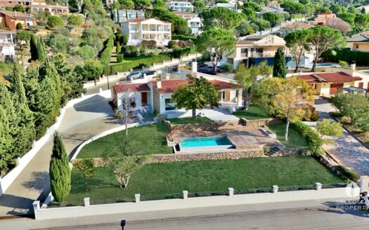 Außergewöhnliche Villa mit Meerblick, Infinity-Pool und Olivenhain – Komplett renoviert, 5 Minuten zum Strand