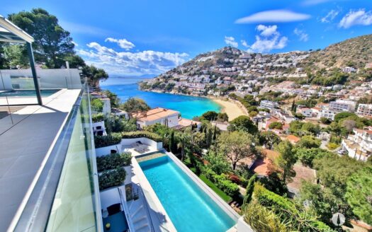 Außergewöhnliche Luxusvilla mit spektakulärem Meerblick, nur 200 Meter vom Strand entfernt